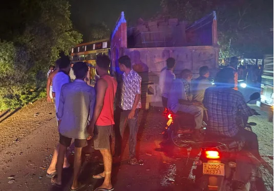CG Road Accident : ट्रक और यात्री बस की टक्कर, 19 लोग घायल