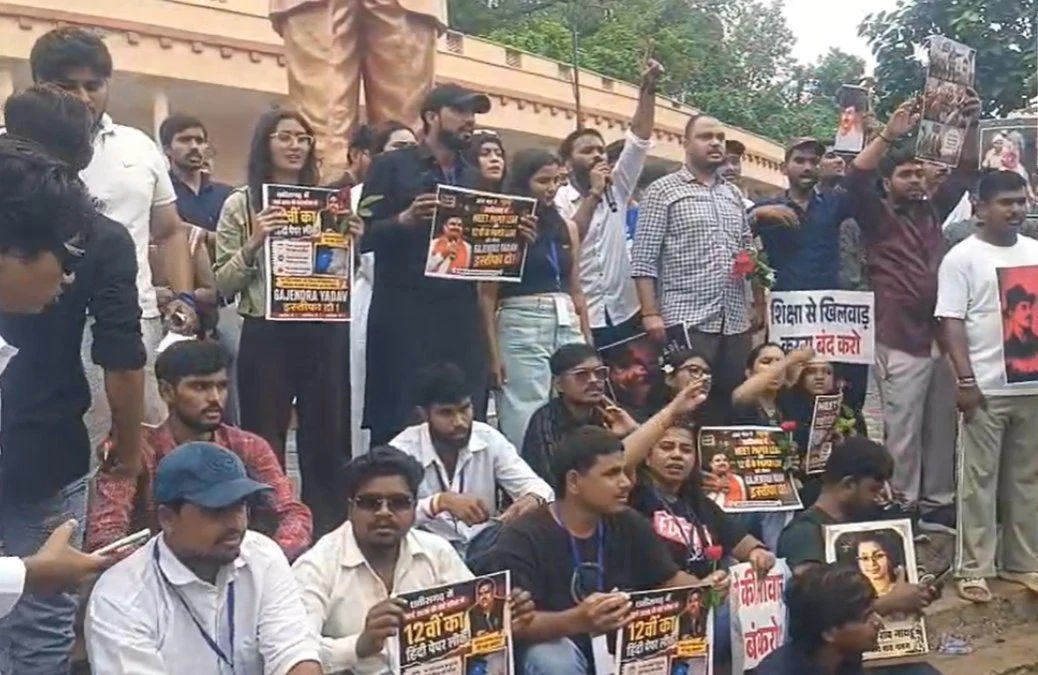 CG Breaking : शिक्षा मंत्री के खिलाफ राजधानी में प्रदर्शन, पेपर लीक को लेकर शिक्षा मंत्री गजेंद्र यादव से मांगा इस्तीफा