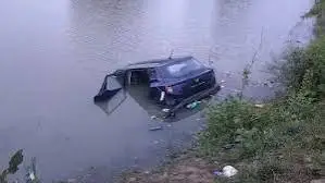 दर्दनाक हादसा, तालाब में गिरी कार, एक ही गांव के 5 लोगों की मौत