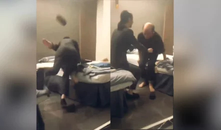 Viral Video : हैंडसम बॉयफ्रेंड के सामने ब्रेकअप न करने के लिए गिड़गिड़ा रही थी लड़की, धक्का – मुक्की के बीच अचानक नीचे गिरी …. देखे पूरा वीडियो