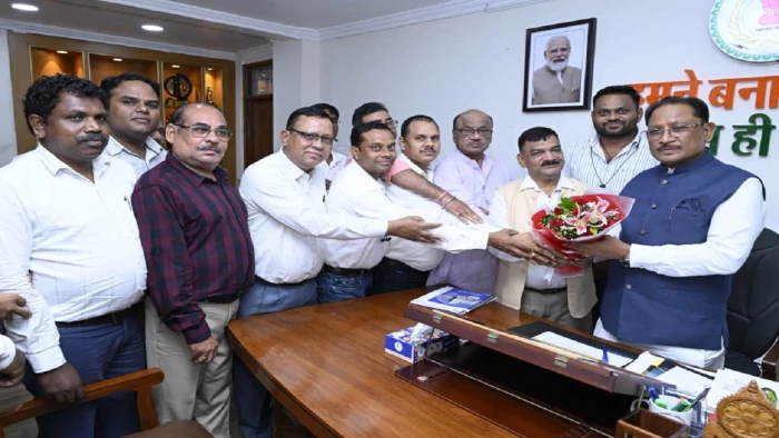 CG: बिजली कंपनी के दस हजार कर्मचारियों का मामला, सीएम विष्णु देव साय से मिले, पुरानी पेंशन बहाल करने की मांग की