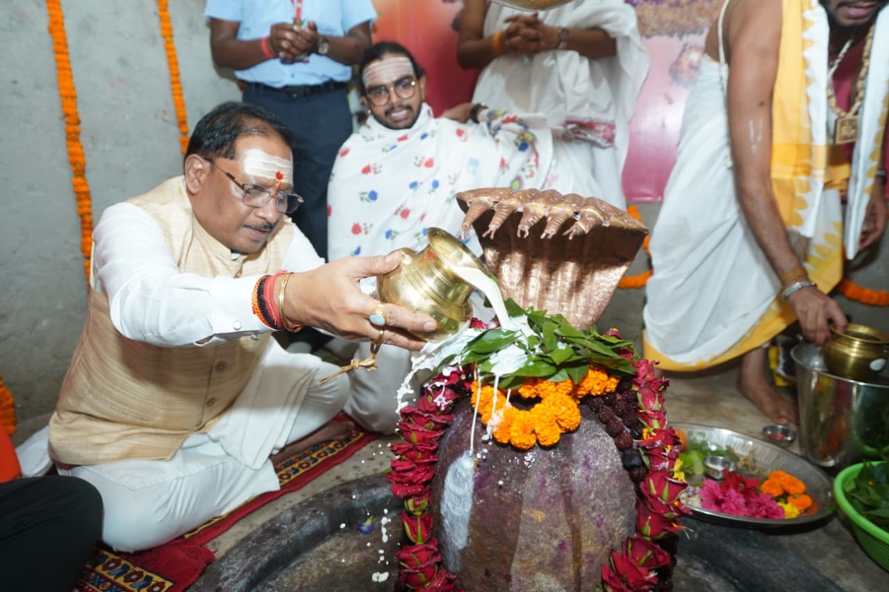 मुख्यमंत्री विष्णुदेव साय ने बाबा कर्मेश्वर का किया रुद्राभिषेक, प्रदेशवासियों की सुख-समृद्धि और खुशहाली की कामना