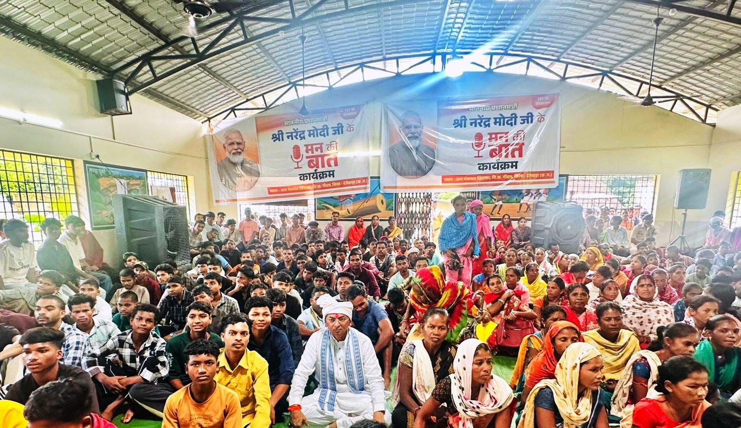 अब धमाकों की नहीं, रेडियो की गूंज दूरस्थ वनांचल छिंदनार के लोगों ने सुनी प्रधानमंत्री के ‘मन की बात’