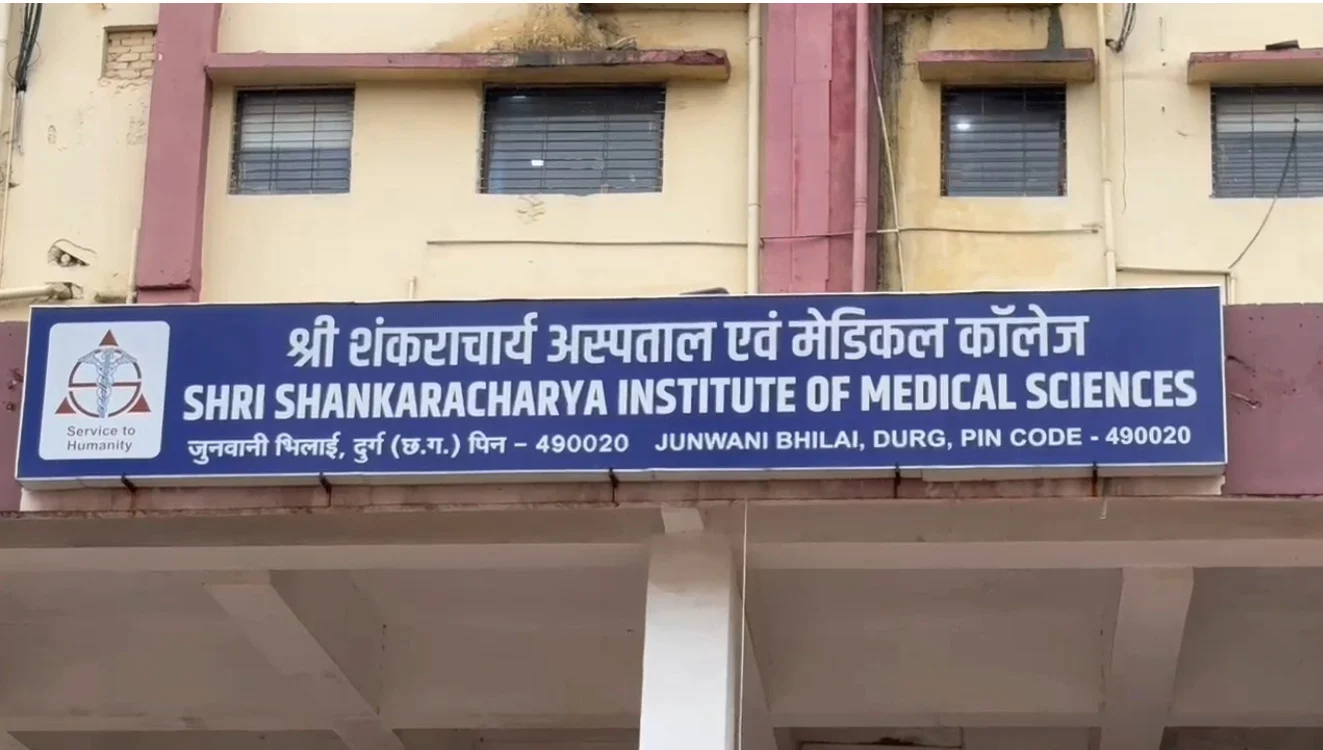CG Crime : कांवड़ यात्रा में मचा हड़कंप महिला पर फेंका तेजाब, बेटी – बेटा भी हुए घायल, जांच में जुटी पुलिस
