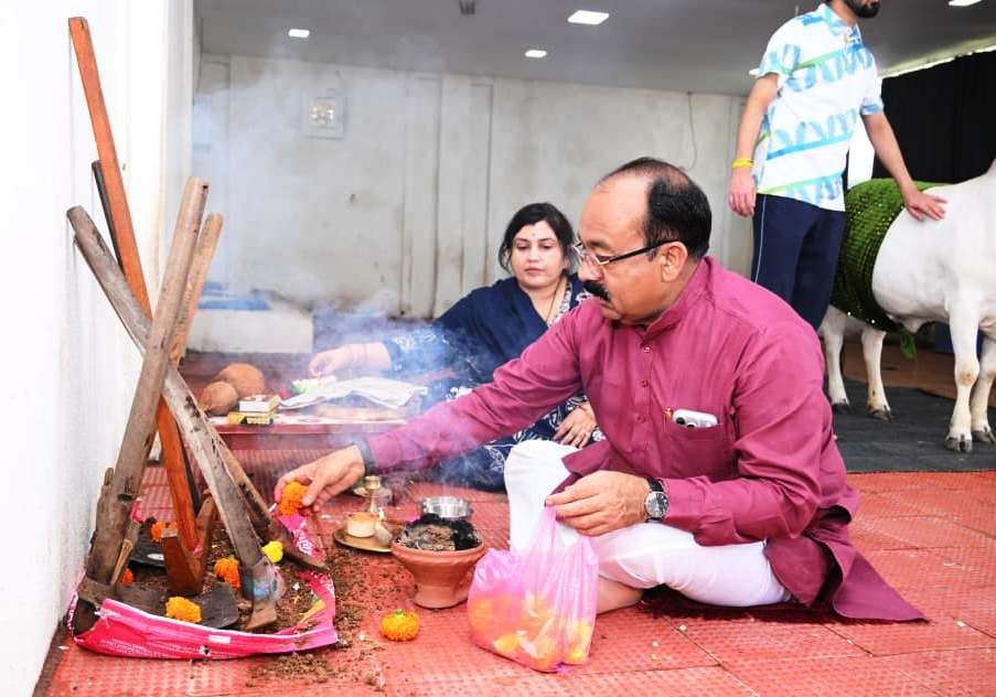 उप मुख्यमंत्री अरुण साव ने प्रदेशवासियों को दी हरेली की बधाई गौमाता और कृषि औजारों की पूजा-अर्चना कर अच्छी फसल व खुशहाली का कामना की