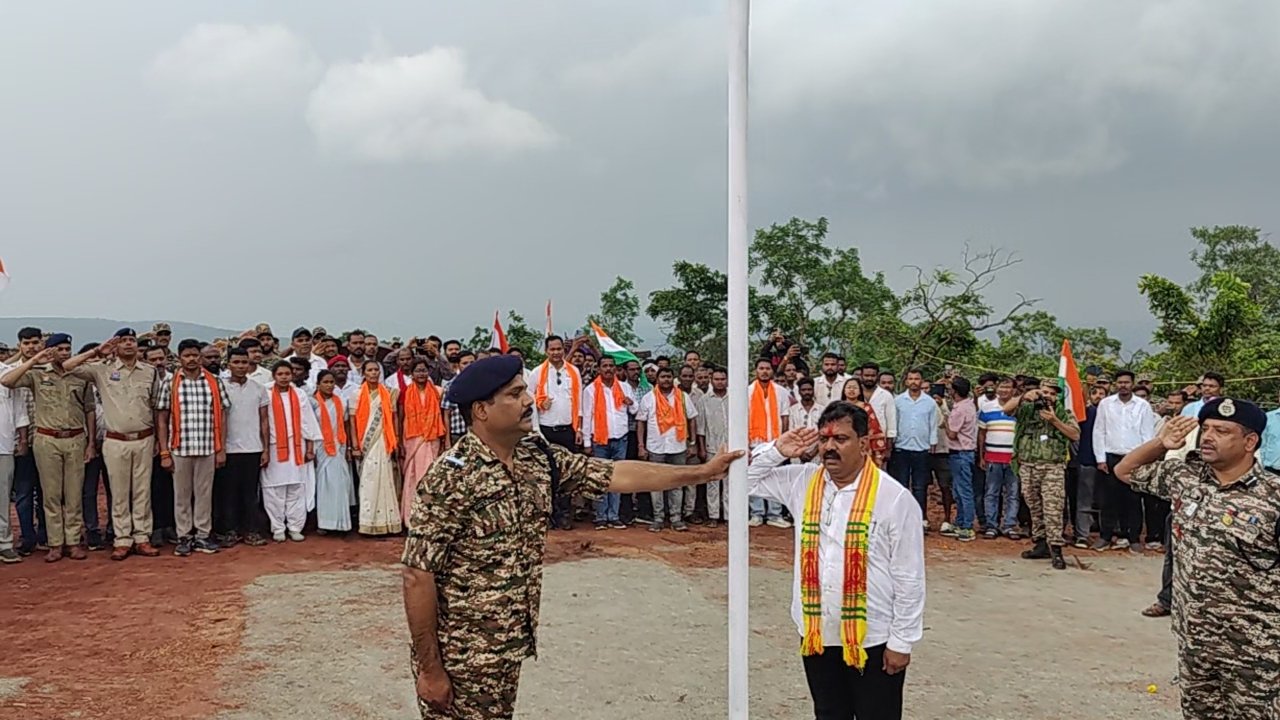 बस्तर में नक्सलवाद समाप्ति के बाद जन मन के भय और भ्रम को दूर करने के लिए 3 दिन की तिरंगा यात्रा पर निकले उपमुख्यमंत्री विजय शर्मा