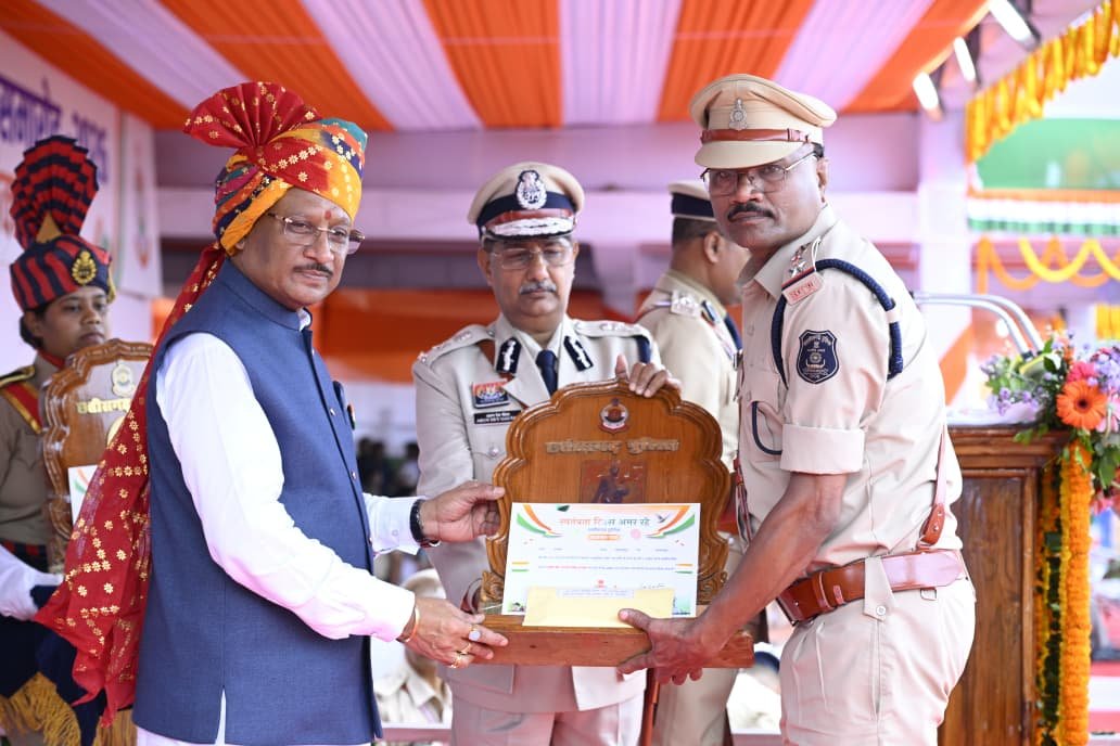 मुख्यमंत्री विष्णु देव साय के करकमलों से उत्कृष्ट सेवा के लिए सम्मानित हुए पुलिस एवं नगर सेना के अधिकारी – कर्मचारी