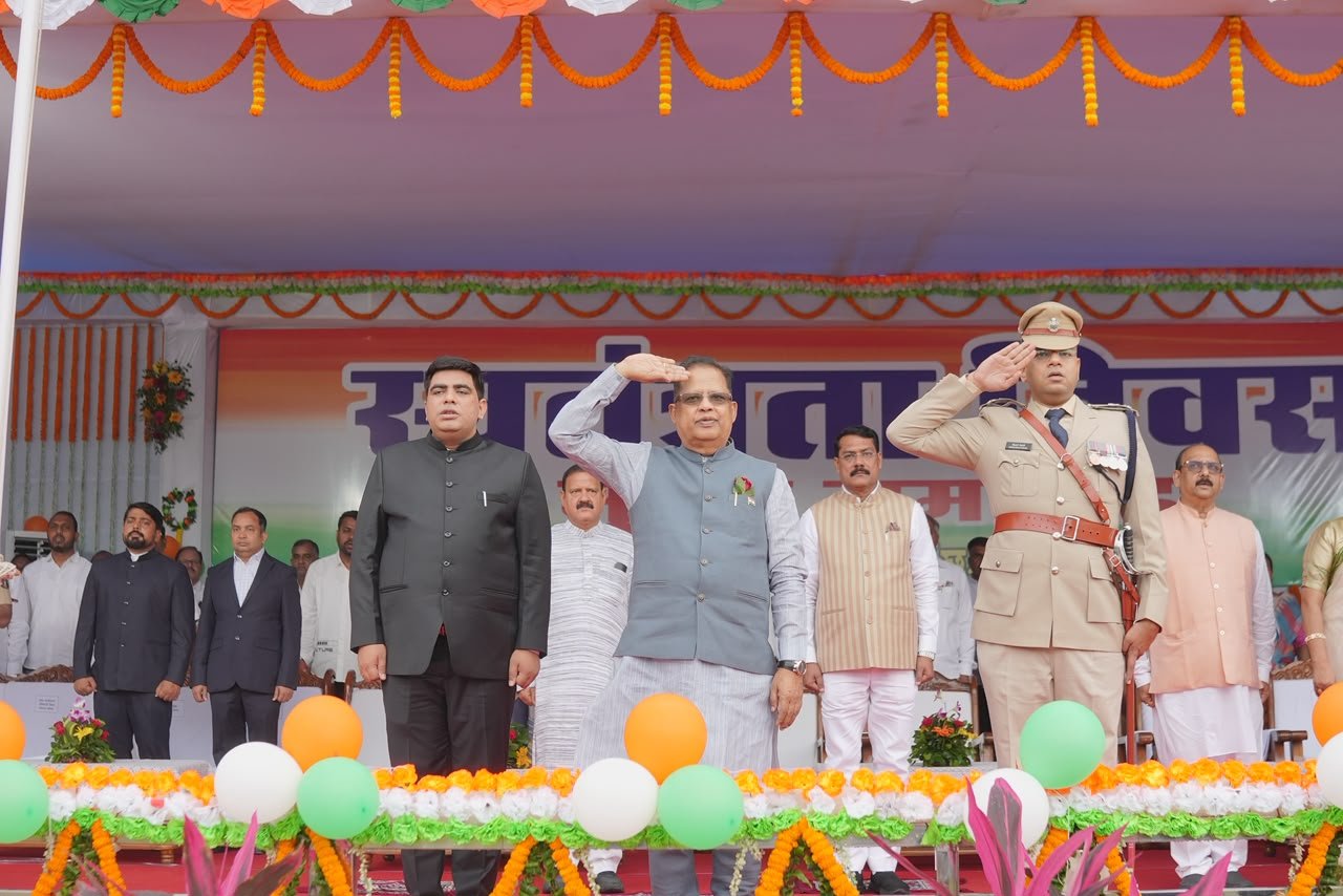 कोरबा में 80 वें स्वतंत्रता दिवस हर्षोल्लास और उमंग के माहौल में संपन्न मुख्य अतिथि विधायक अमर अग्रवाल ने ध्वजारोहण कर परेड की सलामी ली