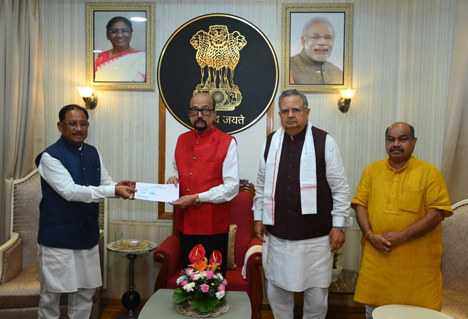 असम के बाढ़ पीड़ितों की सहायता के लिए छत्तीसगढ़ सरकार ने दिए 5 करोड़ रुपये मुख्यमंत्री ने सहायता राशि का चेक राज्यपाल रमेन डेका को सौंपा