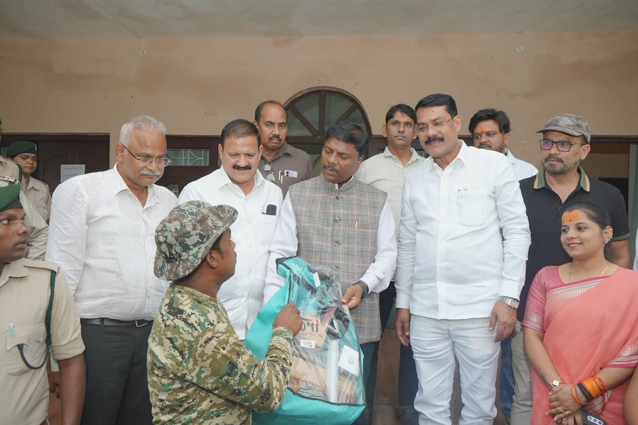 वन मंत्री ने केदार कश्यप ने कॉफी प्वाइंट में हाथी मित्र दल के सदस्यों को वितरित किए सुरक्षा उपकरण