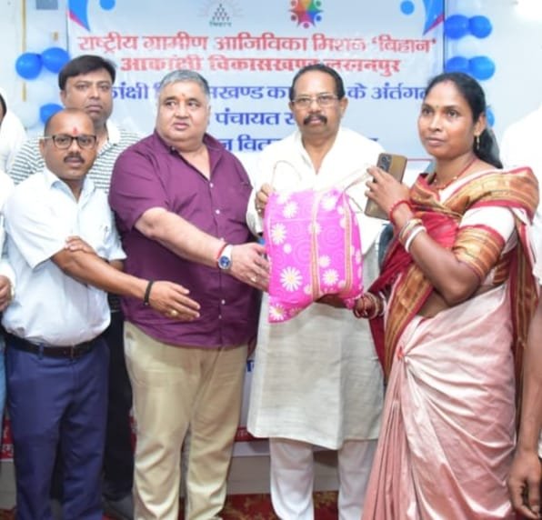 पर्यटन एवं संस्कृति मंत्री राजेश अग्रवाल ने लखनपुर में मछली बीज वितरण कार्यक्रम में की सहभागिता, महिला स्व-सहायता समूहों को आर्थिक रूप से सशक्त बनाने पर दिया जोर
