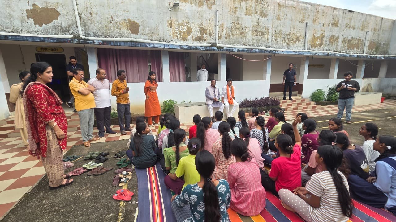 चबूतरे पर बैठकर छात्राओं से की आत्मीय चर्चा, स्वास्थ्य, पढ़ाई, करियर और छात्रावास की व्यवस्थाओं की ली जानकारी – मंत्री रामविचार नेताम