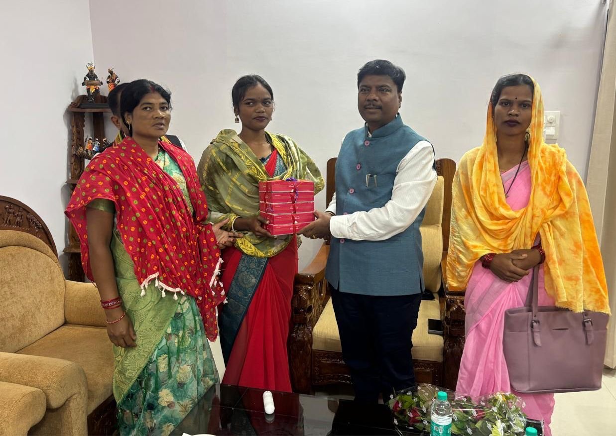बस्तर की महिलाओं ने तैयार की बिना शक्कर वाली ऑर्गेनिक काजू-कतली वन मंत्री केदार कश्यप ने की सराहना