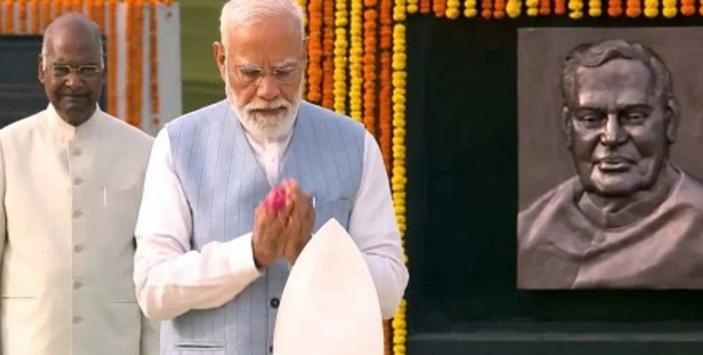 पुण्यतिथि पर पूर्व पीएम अटल बिहारी वाजपेयी को देश कर रहा नमन, PM मोदी ने दी श्रद्धांजलि, कहा – ‘देश को दी नई दिशा’