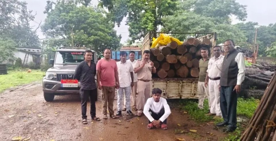 Korba : अवैध सागौन कटाई पर वन विभाग की बड़ी कार्रवाई, पिकअप से 26 लट्ठे जब्त