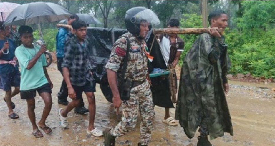 CG News : इंसानियत की मिसाल बीमार बुजुर्ग को जवानों ने दिया कंधा अस्पताल तक पहुंचाकर पेश की …