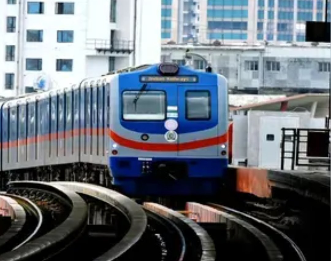 ट्रेन में इस एक्ट्रेस ने उतार दिए अपने कपड़े, फिर रेजर ब्लेड लेकर करने लगी ऐसा काम, पुलिस ने किया गिरफ्तार