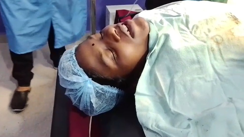 CG Viral Video : प्रसव ऑपरेशन के दौरान गाती रही ‘भरथरी गीत’…. इंटरनेट पर जमकर वायरल हो रहा Video, आप भी देखें