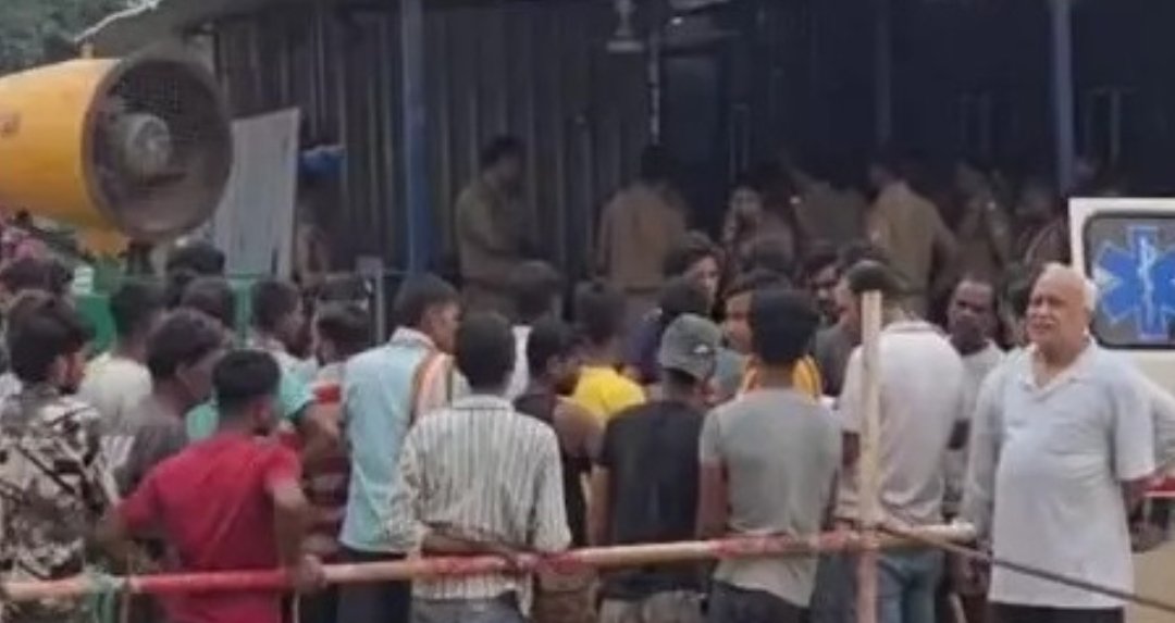 Breaking : मॉल में शटरिंग गिरने से तीन की मौत, एक की हालत गंभीर