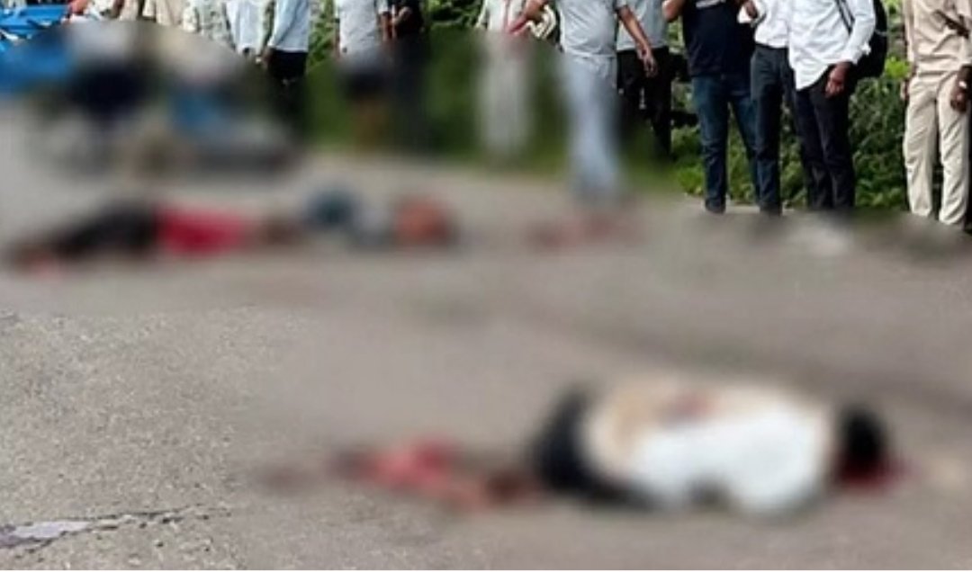 CG : तेज रफ्तार ट्रक ने बाइक सवार 3 युवकों को टक्कर मार दी तीनों युवकों की मौके पर ही मौत