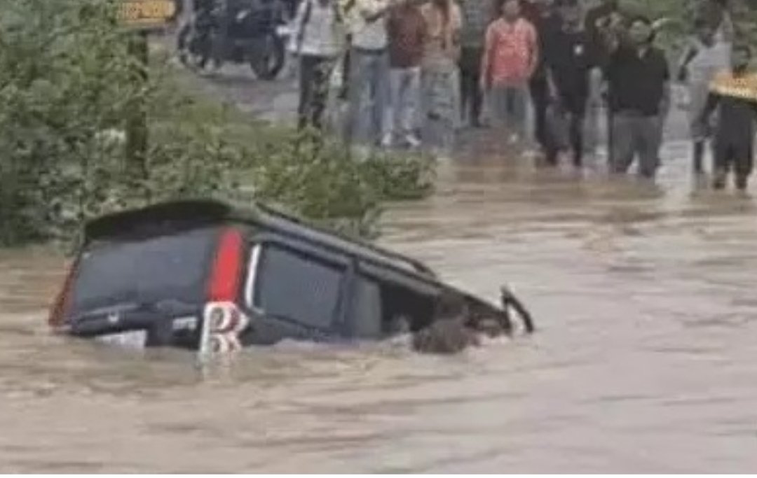 Korba : उफनते नाले में डूबी स्कॉर्पियो