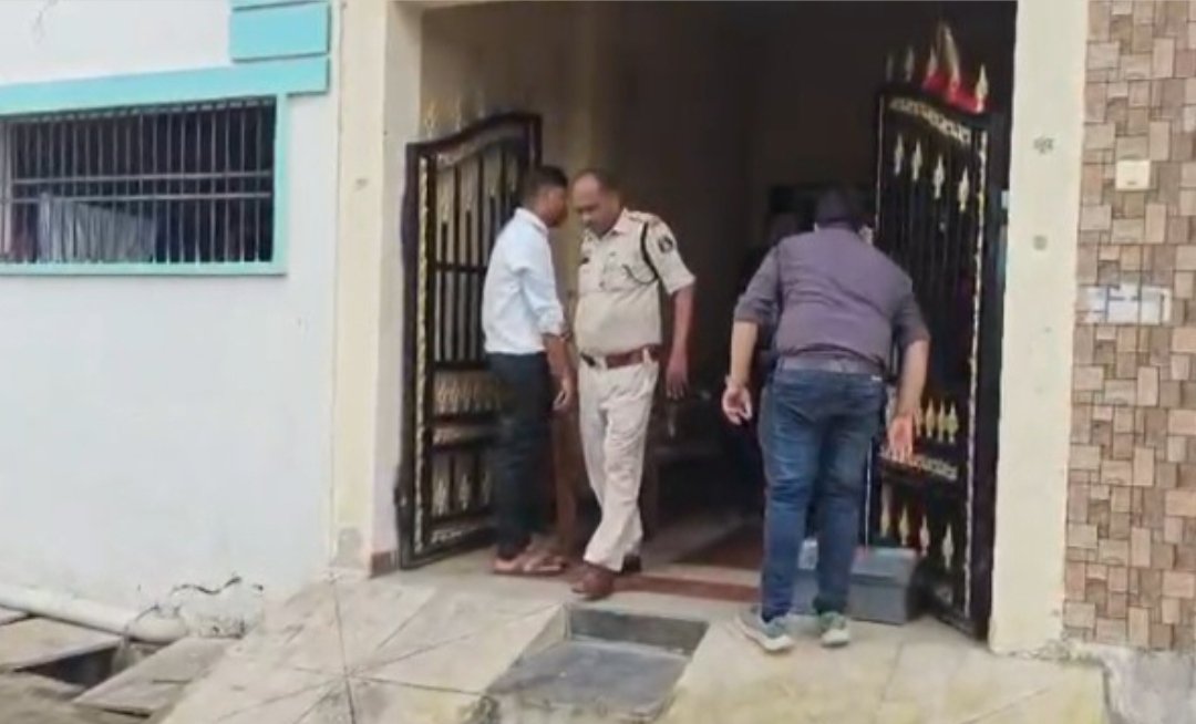 CG Crime : पुलिसकर्मी के घर चोरी, रात गश्त पर गया था आरक्षक, ताला तोड़कर नकदी और जेवर ले गए चोर