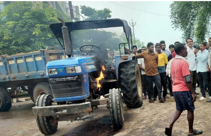 CG : बहन करती रही राखी पर भाई का इंतजार, उधर मासूम भाई हो गया सड़क हादसे का शिकार, गुस्साये लोगों ने किया सड़क जाम