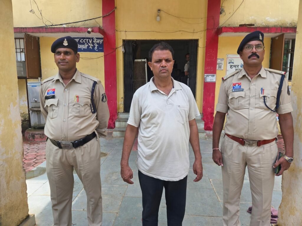 CG: अश्लील वीडियो देखने वाला हेडमास्टर निलंबित, भेजे गए जेल, स्कूल में पेंट उतारकर कर रहा था घिनौना काम…