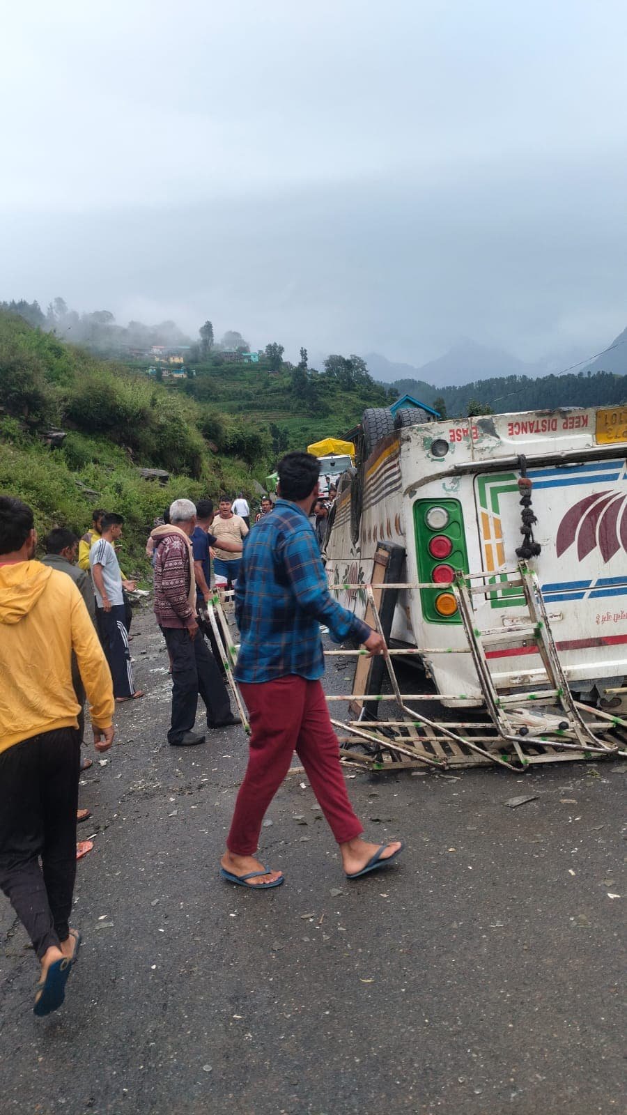 दर्दनाक बस हादसा, सड़क से नीचे पलटी बस; 7 लोगों की मौत, कई घायल