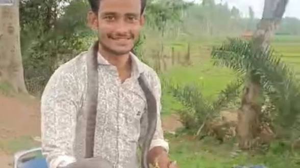 CG News : सांप ने डसा तो उसे गले में लपेटकर 14 KM बाइक चलाकर अस्पताल पहुंचा युवक