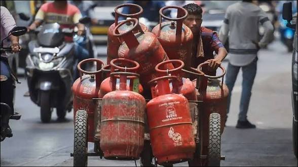 पहले ही दिन बड़ी राहत, एक ही बार में 202 रुपए सस्ता हुआ LPG सिलेंडर, आज से लागू हो गया नया दाम