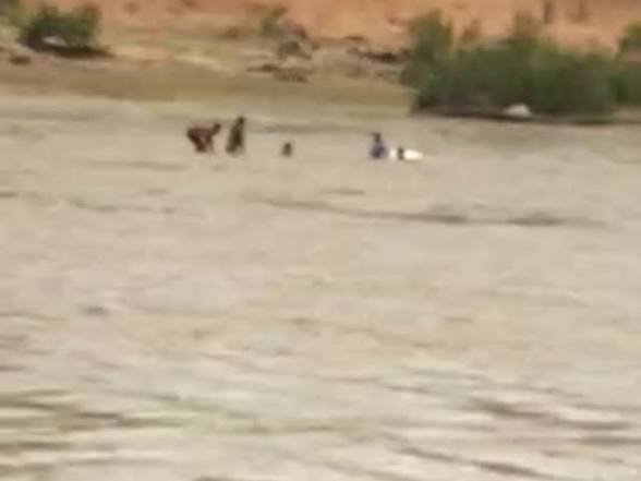 CG: कोटरी नदी में रेत के टीले से टकराकर पलटी नाव, 12 लोग थे सवार, ग्रामीणों ने सभी को बचाया
