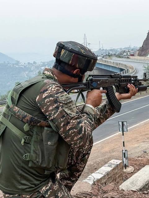 CRPF अधिकारी ने 2 साथियों को गोली से उड़ाया, फिर खुद को भी मारी गोली