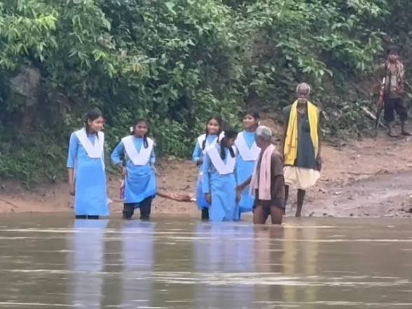 सड़क है….लेकिन पुल नहीं, गरियाबंद में उफनते नाले को पार कर स्कूल पहुंच रहे बच्चे, क्या किसी हादसे का इंतजार कर रहा सरकारी सिस्टम