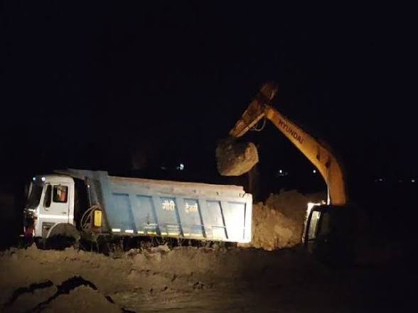 CG: अवैध मुरूम खनन का खेल जारी, रात के अंधेरे में छलनी हो रही धरती; कार्रवाई पर उठे सवाल