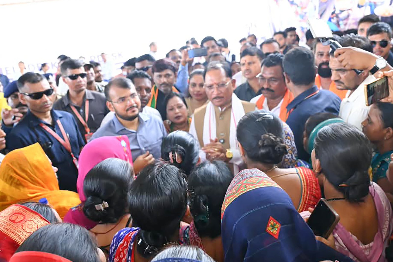 राहत शिविर में प्रभावितों को स्वयं भोजन परोसकर मुख्यमंत्री ने बढ़ाया हौसला