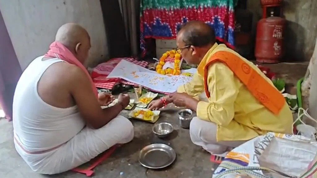 CG : बेटी जिंदा है … फिर भी पिता ने किया उसका पिंडदान, मुस्लिम युवक से विवाह के बाद परिवार ने तोड़ा रिश्ता