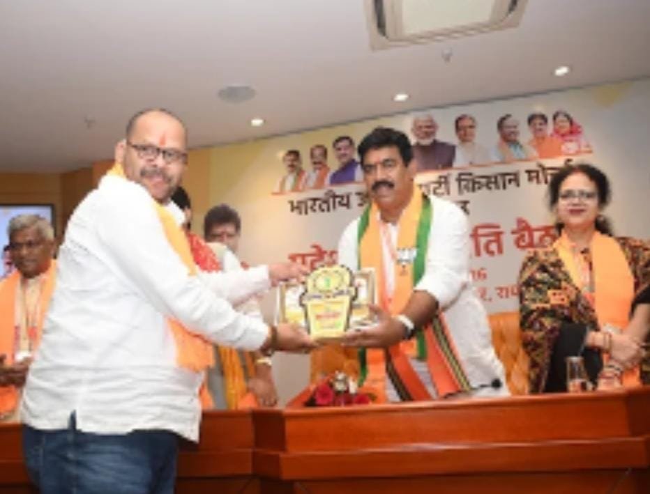 उत्कृष्ट संगठन कार्य एवं प्रगतिशील किसान सम्मान से सम्मानित हुए चुलेश्वर राठौर