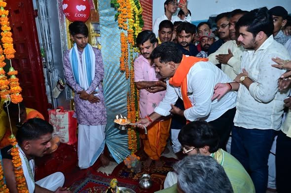 उप मुख्यमंत्री एवं कवर्धा विधायक विजय शर्मा ने श्रीकृष्ण जन्माष्टमी पर श्री राधा-कृष्ण बड़े मंदिर में की पूजा-अर्चना