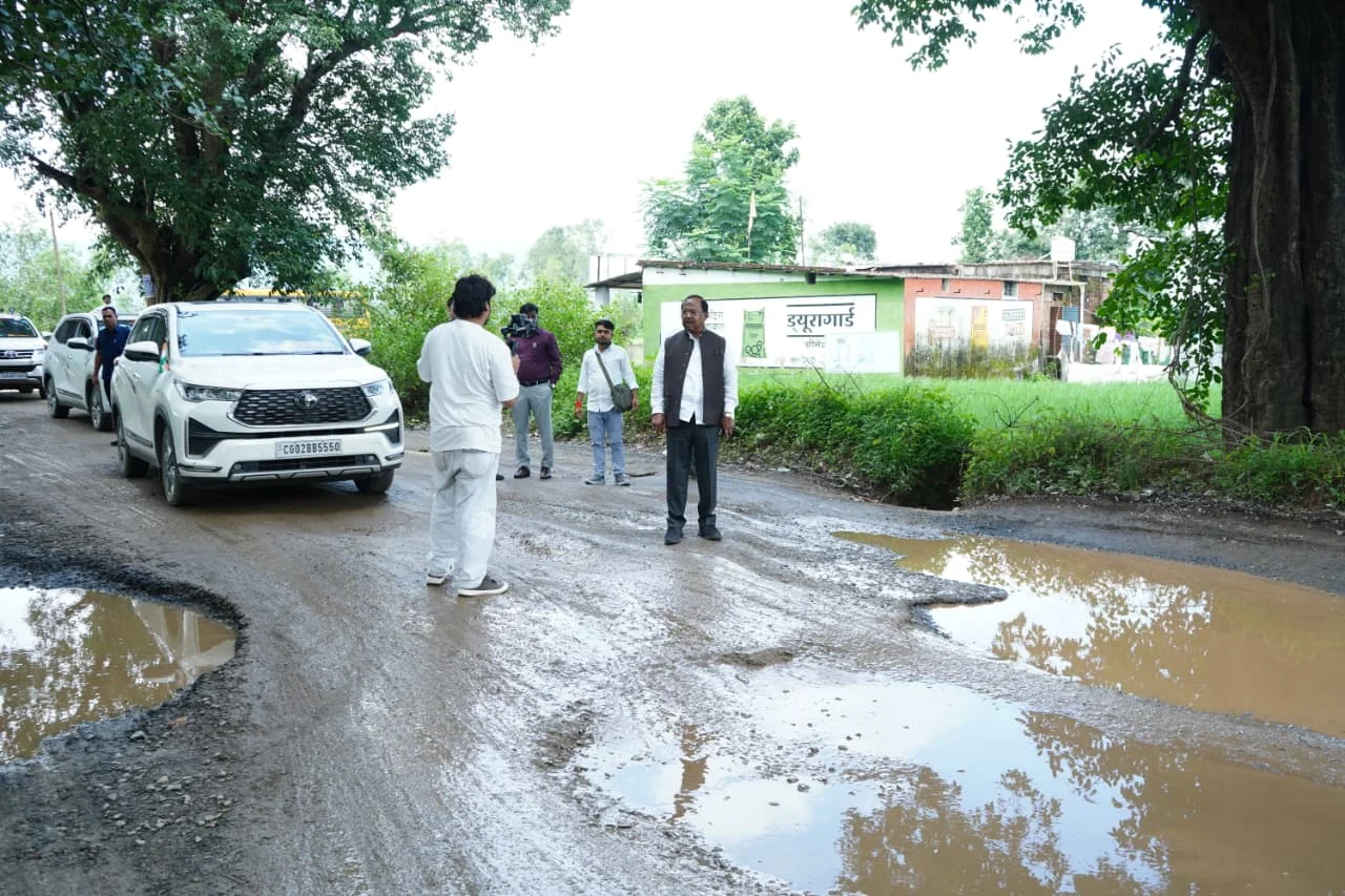CG : खराब सड़क देखकर भड़के मंत्री रामविचार नेताम, मौके से ही सीधे लगाया कलेक्टर को फोन