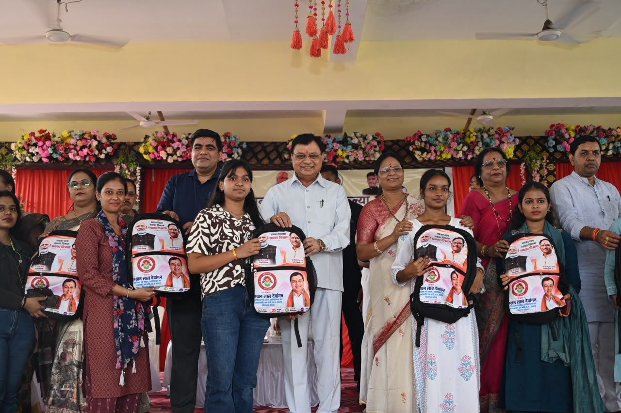एजुकेशन किट वितरण- उद्योग मंत्री लखन लाल देवांगन ने 1500 छात्राओं को दी सौगात, कॉलेजों में विशाल डोम निर्माण की घोषणा