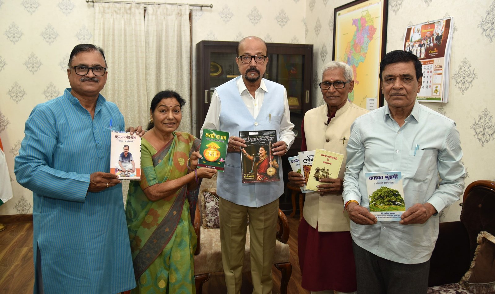 छत्तीसगढ़ी को आठवीं अनुसूची में शामिल कराने के लिए सकारात्मक पहल राज्यपाल रमेन डेका से छत्तीसगढ़ी भाषाविदों ने की भेंट