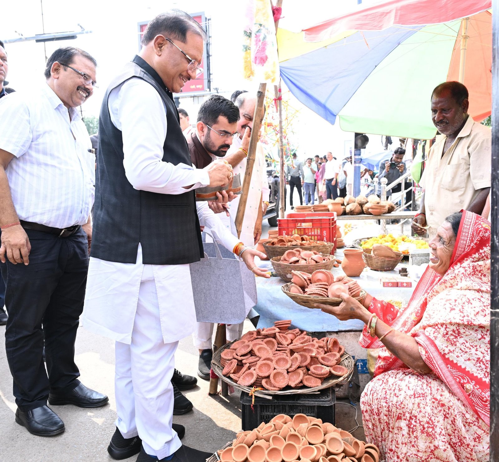 सड़क किनारे पसरे पर अचानक पहुंचे मुख्यमंत्री विष्णु देव साय, मीरा के पसरे से खरीदा ‘आशीर्वाद का दीया’