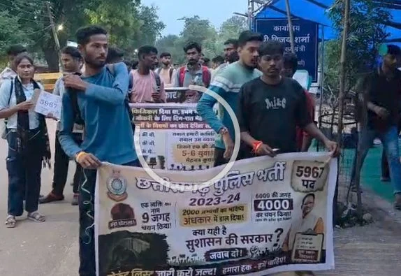 CG : पुलिस भर्ती अभ्यर्थियों पर पुलिस की कार्रवाई, डिप्टी CM दफ्तर से हटाया गया धरना, वेटिंग लिस्ट से भर्ती की कर रहे मांग