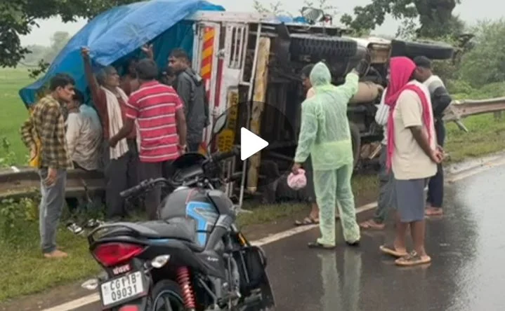 CG Road Accident : श्रद्धालुओं से भरी माजदा पलटी, कई लोग हुए घायल, स्टीयरिंग फेल होने से हुआ हादसा