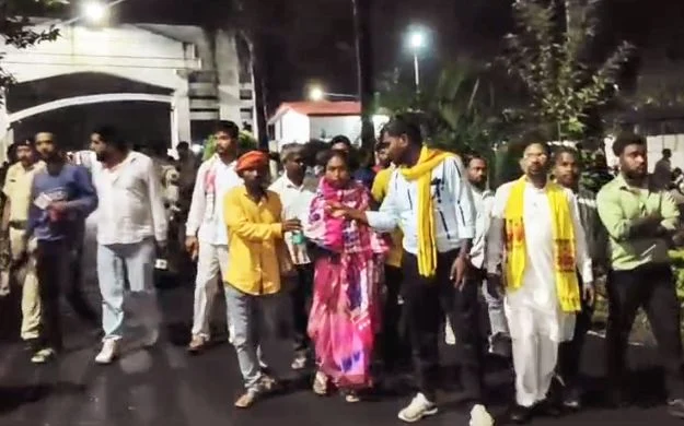 CG News : नाबालिग आदिवासी किशोरी की संदिग्ध मौत, परिजनों ने अंतिम संस्कार से किया इनकार, IG ऑफिस शव लेकर पहुंचे परिजन