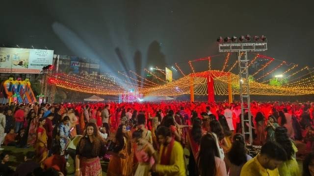 छत्तीसगढ़ में 1000 रुपए में गरबा पार्टनर दुपट्टा संभालने से लेकर Kiss तक का दिया गया ऑफर! सोशल मीडिया पर वायरल हुआ पोस्ट