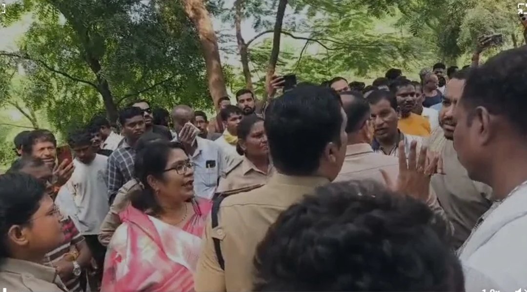 CG : ग्राम सभा में मचा बवाल जिला पंचायत सदस्य के पति को युवती ने जड़ा थप्पड़ दो गुटों में बंटा गांव, रोड जाम