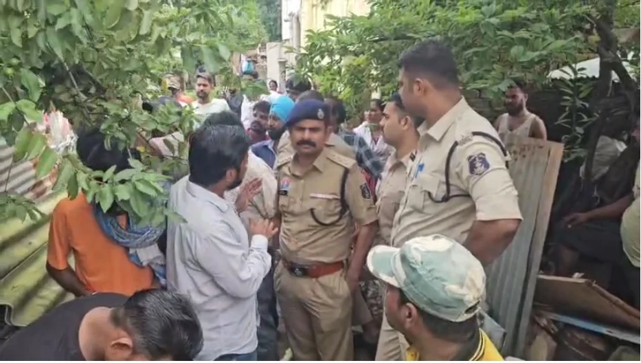 CG : गटर से नवजात का शव मिलने से सनसनी, पत्थर रखकर छिपाने की कोशिश, पुलिस कर रही CCTV से आरोपी की तलाश