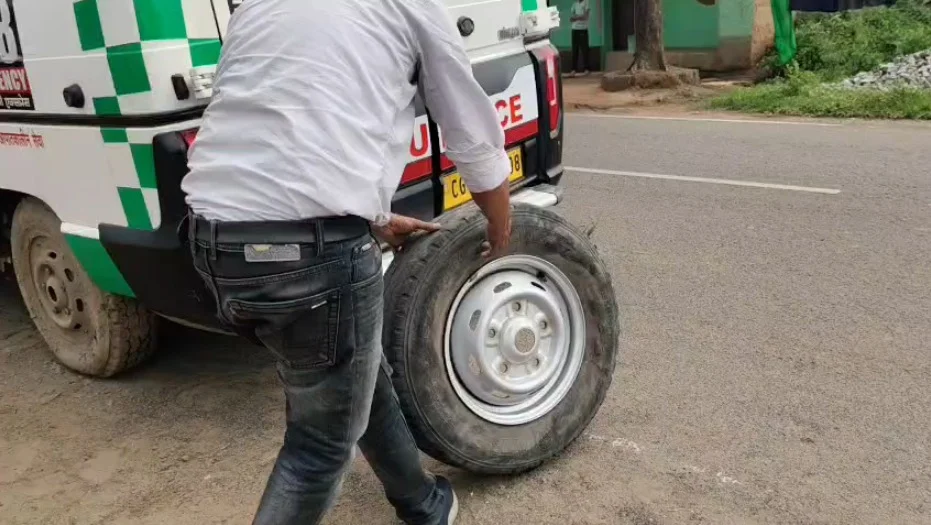 CG : रेफर प्रसूता को ले जा रही 108 एंबुलेंस का बीच रास्ते में फटा टायर, सड़क किनारे घंटों दर्द से कराहती रही महिला